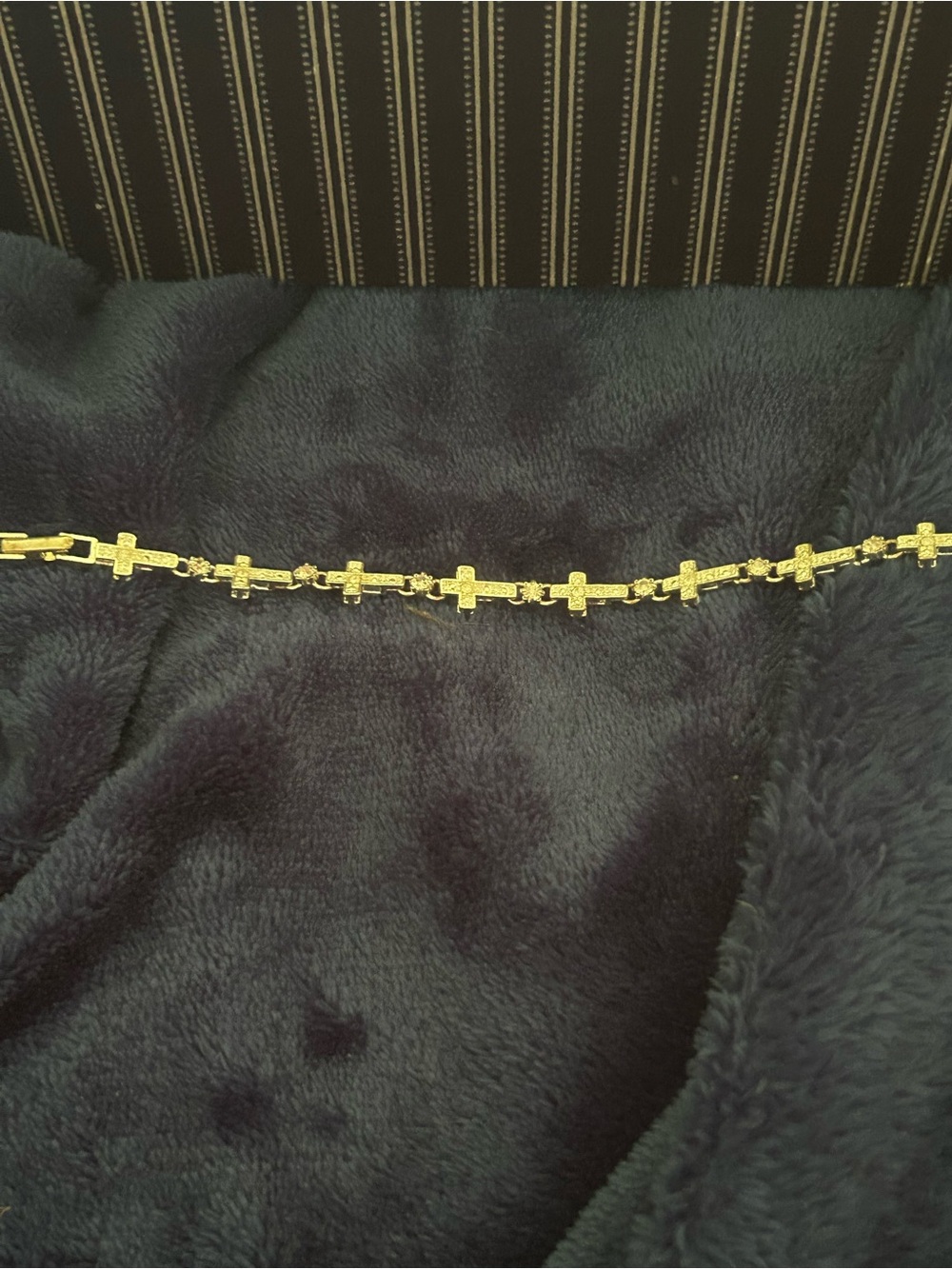 Vintage Avon Gold Tone Crucifix Cross Link Design Bracelet